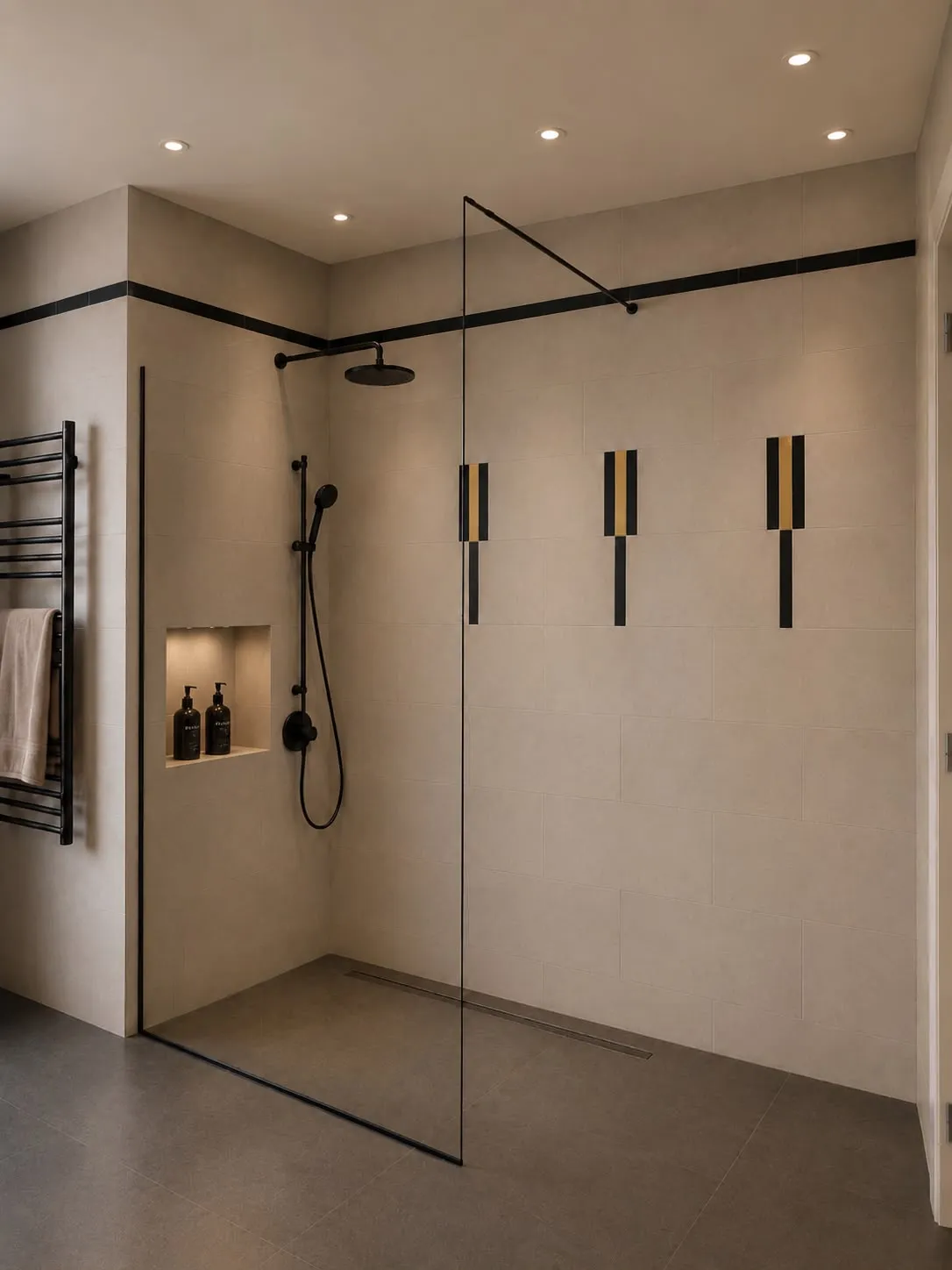 Ruime inloopdouche met glazen wand, zwarte regendouche, handdoekradiator en nis