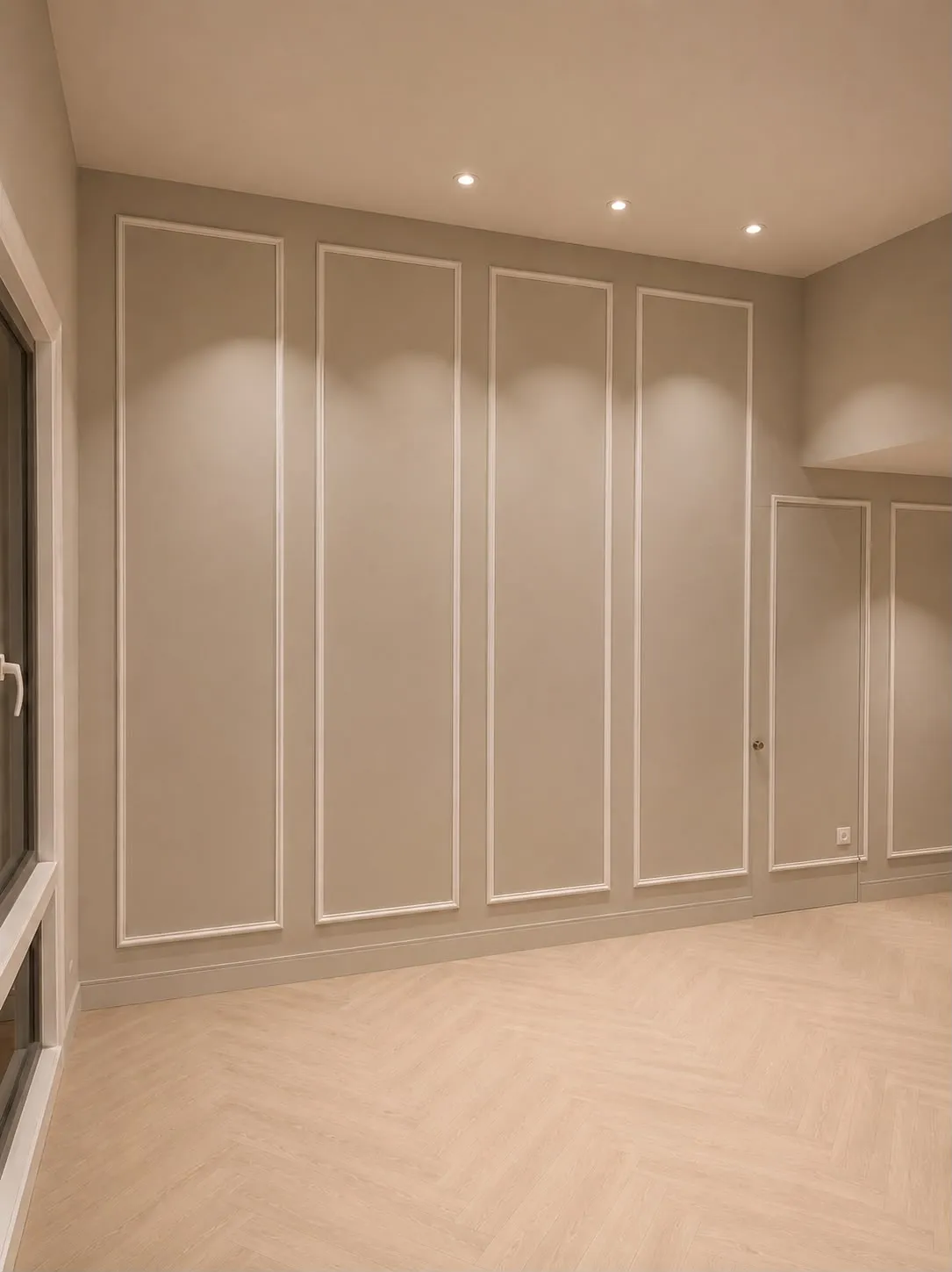 Lege kamer met wandpanelen, inbouwspots en een lichte vloer